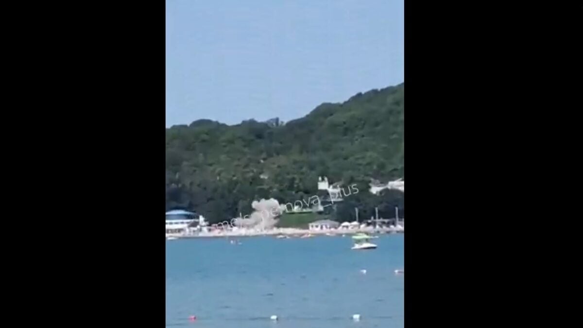 Drone κατέπεσε σε παραλία στο Κρασνοντάρ: Έξι νεκροί και 10 τραυματίες μετά από αναχαίτιση – ΒΙΝΤΕΟ 1 Drone κατέπεσε σε παραλία στο Κρασνοντάρ: Έξι νεκροί και 10 τραυματίες μετά από αναχαίτιση – ΒΙΝΤΕΟ