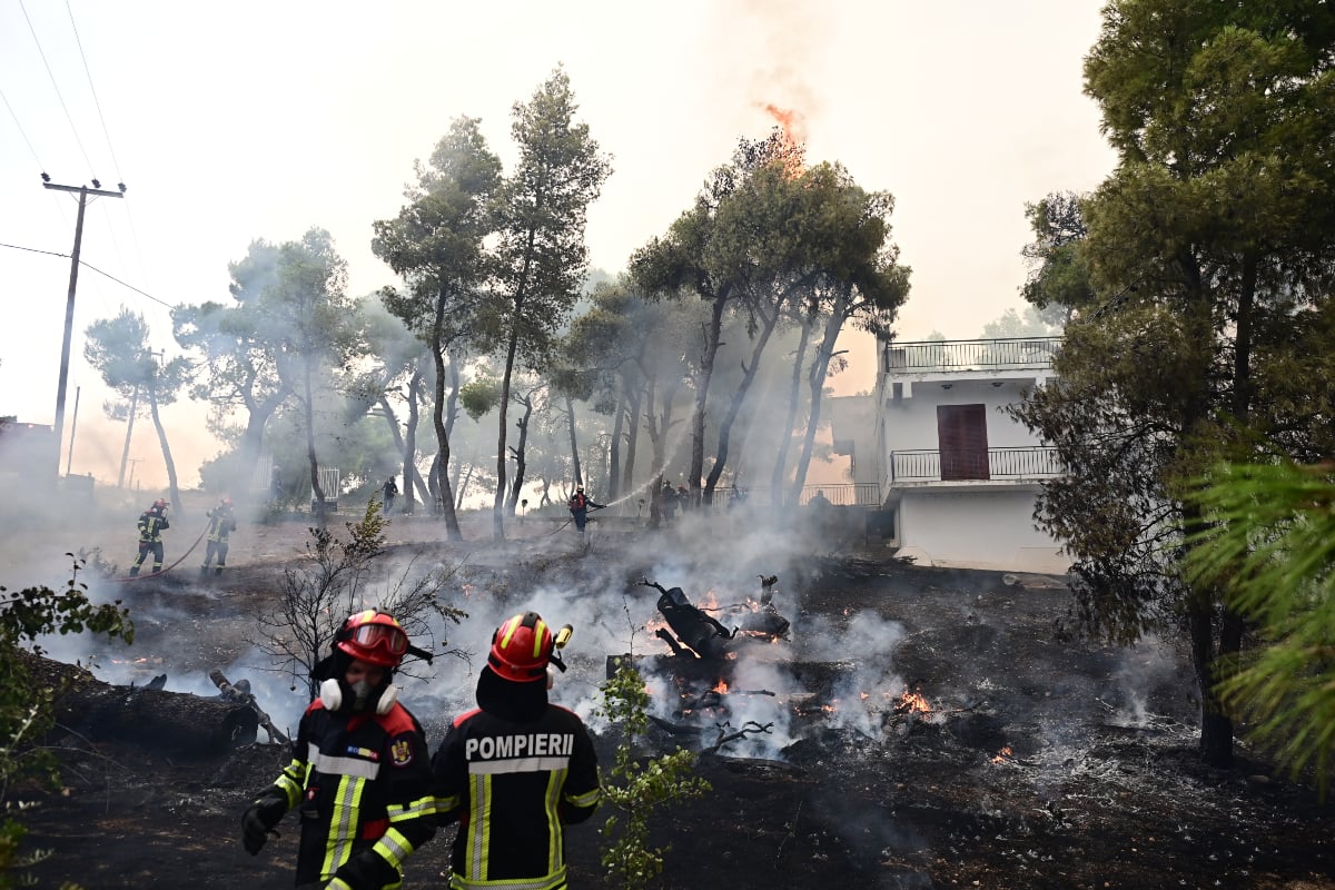 Χωρίς ενεργό μέτωπο η φωτιά στη Δυτική Αττική: Φόβοι για αναζωπυρώσεις – «30 ώρες δεν είχαμε εναέρια μέσα» 18 Φωτιά στη Δυτική Αττική