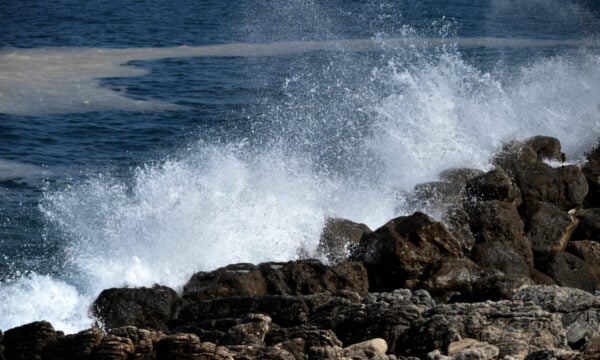 Καιρός σήμερα: Βροχές, μελτέμια έως 9 μποφόρ και πτώση της θερμοκρασίας