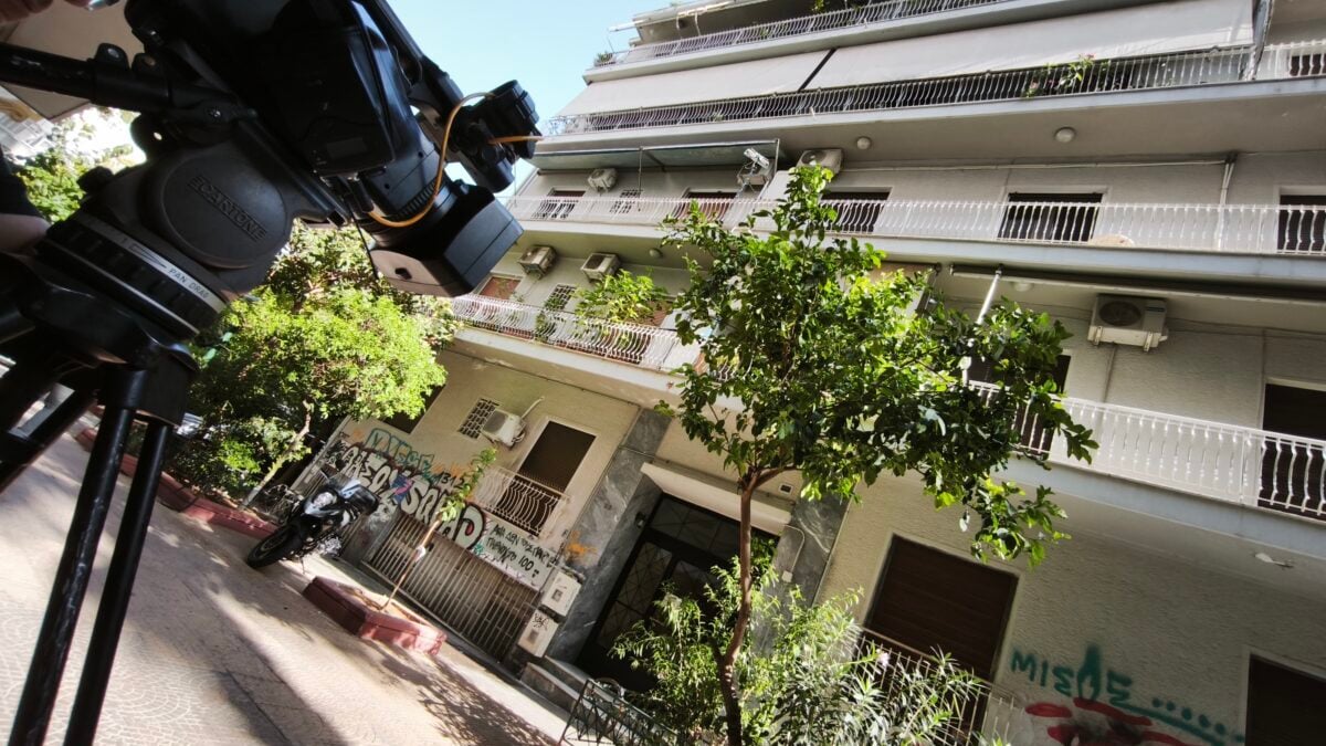 Κυψέλη: Ο ιδιοκτήτης του διαμερίσματος μιλά για τη φρίκη με το βρέφος στο βάζο – «Δεν είχα ιδέα τι γινόταν μέσα» 1 Κυψέλη: Ο ιδιοκτήτης του διαμερίσματος μιλά για τη φρίκη με το βρέφος στο βάζο – «Δεν είχα ιδέα τι γινόταν μέσα»