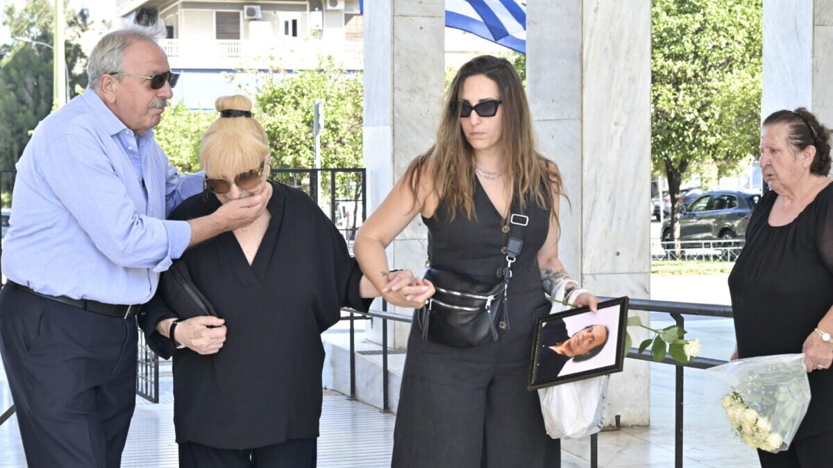 Κηδεία Λάκη Χαλκιά: Πλήθος κόσμου στο Α’ Νεκροταφείο Αθηνών – Υποβασταζόμενη η σύζυγός του Αλέκα 7 Κηδεία Λάκη Χαλκιά: Πλήθος κόσμου στο Α’ Νεκροταφείο Αθηνών – Υποβασταζόμενη η σύζυγός του Αλέκα