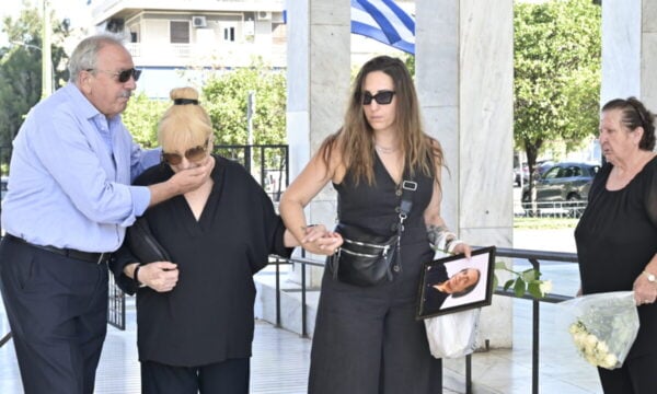 Κηδεία Λάκη Χαλκιά: Πλήθος κόσμου στο Α’ Νεκροταφείο Αθηνών – Υποβασταζόμενη η σύζυγός του Αλέκα