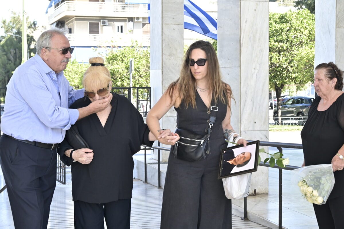 Κηδεία Λάκη Χαλκιά: Πλήθος κόσμου στο Α’ Νεκροταφείο Αθηνών – Υποβασταζόμενη η σύζυγός του Αλέκα