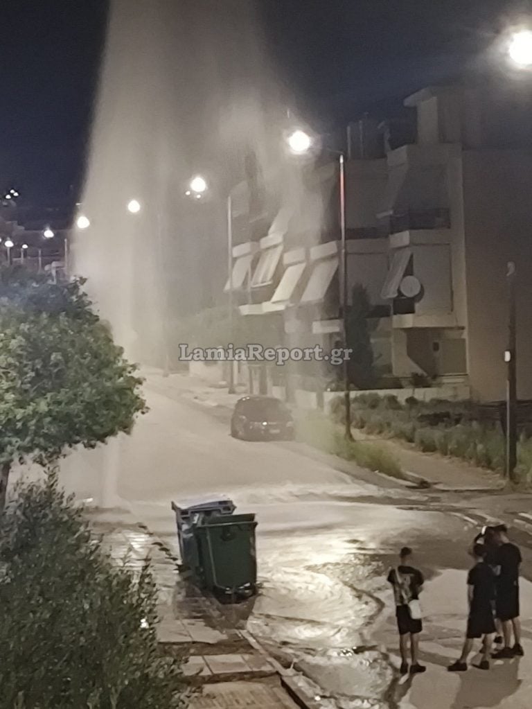 Λαμία: Βαν γκρέμισε πυροσβεστικό κρουνό και προκάλεσε σιντριβάνι 8 μέτρων 7 Λαμία: Βαν γκρέμισε πυροσβεστικό κρουνό και προκάλεσε σιντριβάνι 8 μέτρων