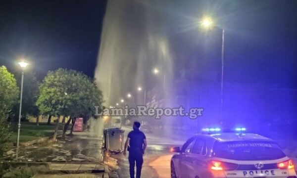 Λαμία: Βαν γκρέμισε πυροσβεστικό κρουνό και προκάλεσε σιντριβάνι 8 μέτρων