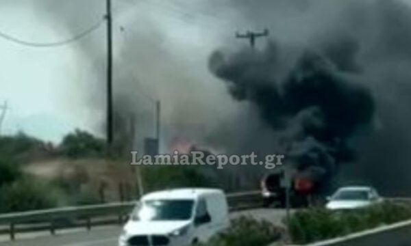 Βίντεο: Αυτοκίνητο που μετέφερε οικογένεια λαμπάδιασε στην εθνική οδό Αθηνών – Λαμίας