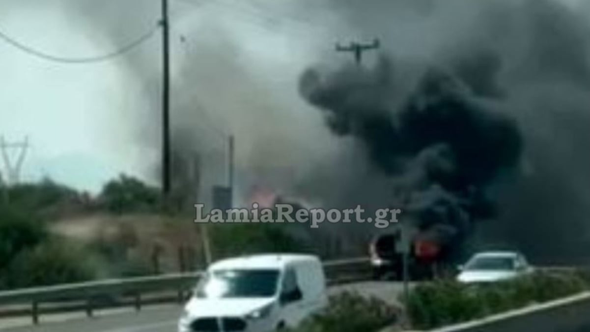 Βίντεο: Αυτοκίνητο που μετέφερε οικογένεια λαμπάδιασε στην εθνική οδό Αθηνών – Λαμίας