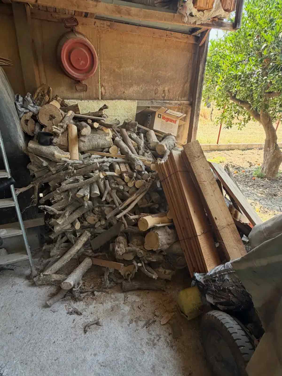 Φάνης Λαμπρόπουλος: Άφησε την Αθήνα και γύρισε στο Αίγιο – Οι φωτογραφίες από το σπίτι του στο χωριό του 28 Φάνης Λαμπρόπουλος: Άφησε την Αθήνα και γύρισε στο χωριό του – Οι φωτογραφίες από το σπίτι του στο Αίγιο