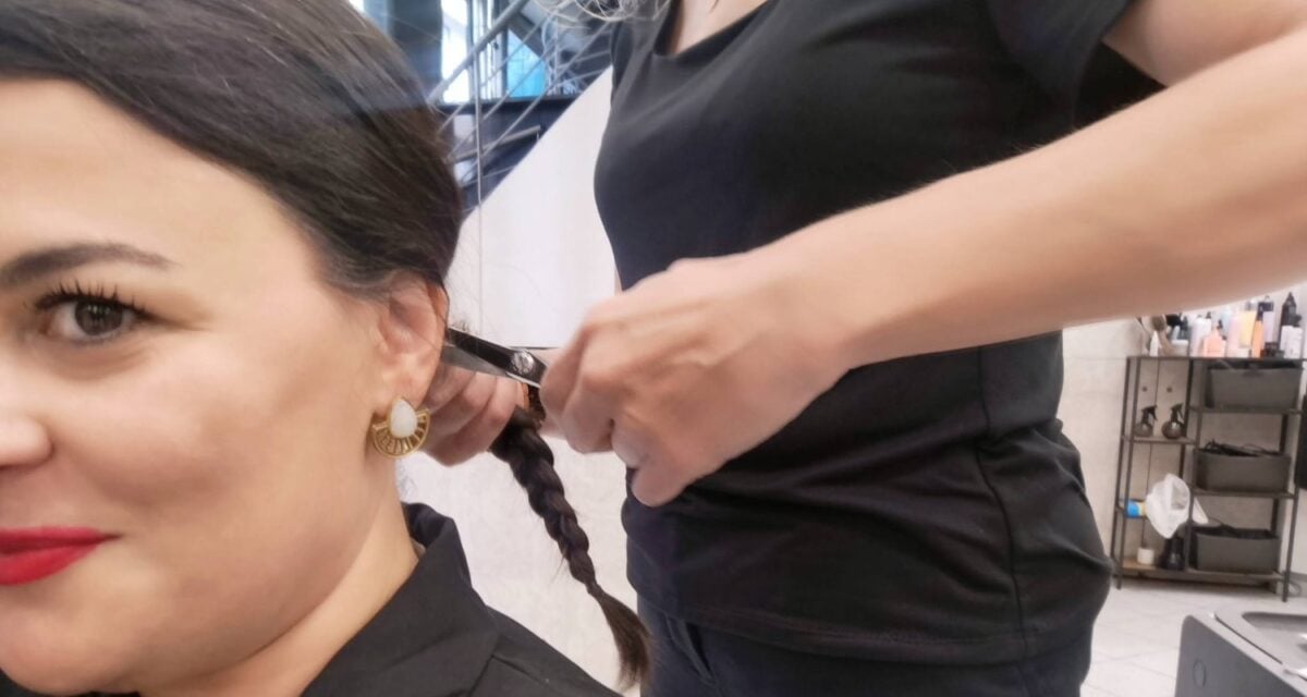 Πράξη αλληλεγγύης από τη δήμαρχο των Λειψών: Έκοψε και δώρισε τα μαλλιά της σε γυναίκες με καρκίνο