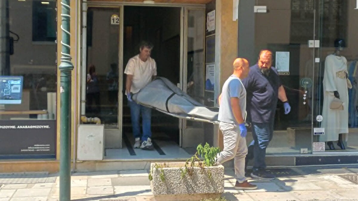 Λάρισα: Σορός γυναίκας σε προχωρημένη σήψη εντοπίστηκε σε υπόγειο διαμέρισμα, είχε να δώσει σημεία ζωής ενάμισι χρόνο 4 Λάρισα: Σορός γυναίκας σε προχωρημένη σήψη εντοπίστηκε σε υπόγειο διαμέρισμα, είχε να δώσει σημεία ζωής ενάμισι χρόνο