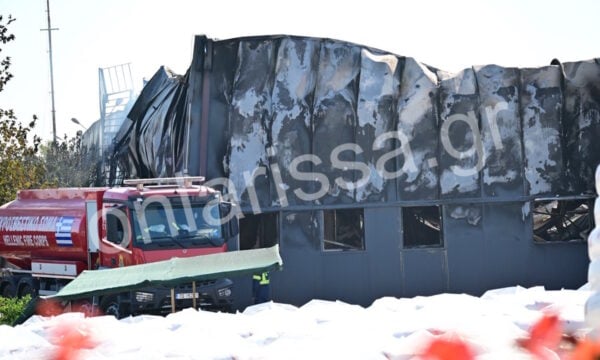 Λάρισα: Σε ύφεση η πυρκαγιά στο εργοστάσιο πλαστικών – Ισχυρές δυνάμεις για την πλήρη κατάσβεση