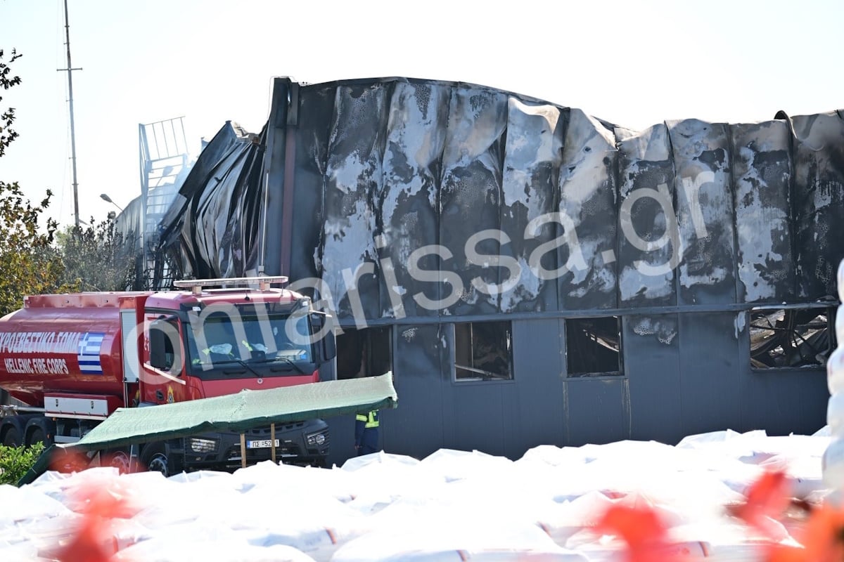 Λάρισα: Σε ύφεση η πυρκαγιά στο εργοστάσιο πλαστικών – Ισχυρές δυνάμεις για την πλήρη κατάσβεση