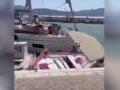 Λευκάδα: Ιστιοφόρο σε ελλιμενισμένα σκάφη στο λιμάνι του Καλάμου – βίντεο