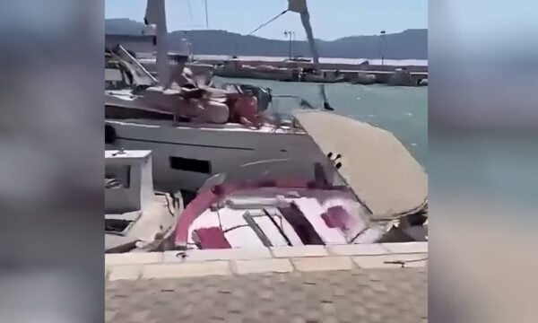 Λευκάδα: Ιστιοφόρο σε ελλιμενισμένα σκάφη στο λιμάνι του Καλάμου – βίντεο
