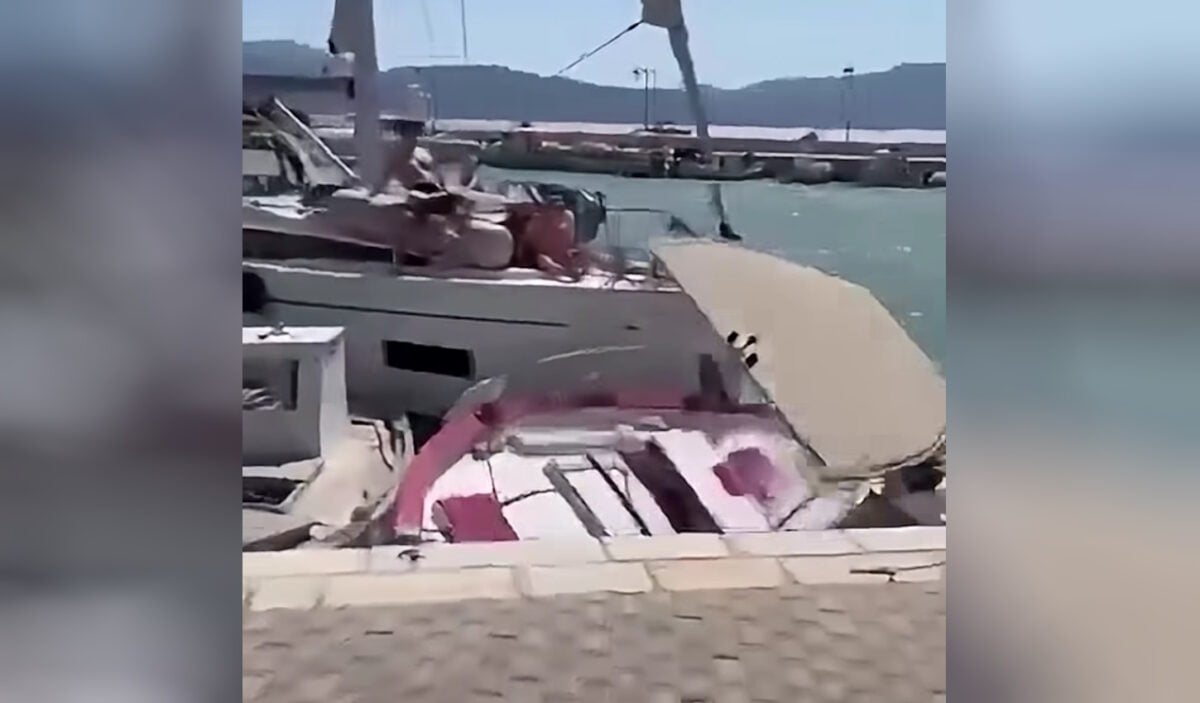 Λευκάδα: Ιστιοφόρο σε ελλιμενισμένα σκάφη στο λιμάνι του Καλάμου – βίντεο
