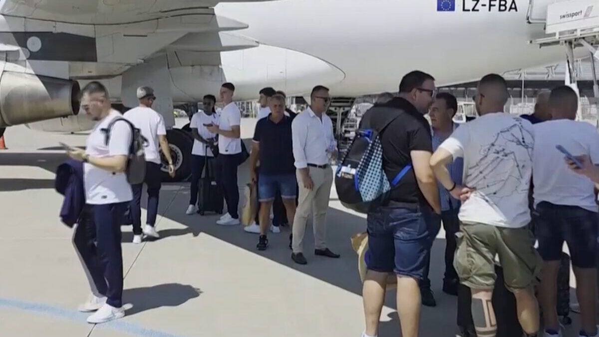 Βουλγαρικά ΜΜΕ ενόψει του ΑΕΚ – Λέφσκι Σόφιας: Ελληνικό τρικ, άφησαν την ομάδα να περιμένει στη ζέστη 1 Βουλγαρικά ΜΜΕ ενόψει του ΑΕΚ – Λέφσκι Σόφιας: Ελληνικό τρικ, άφησαν την ομάδα να περιμένει στη ζέστη