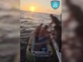 Ρουμάνοι σε λέμβο παρασύρθηκαν από τα κύματα στον Σαρωνικό – Βίντεο από τη διάσωσή τους από το Λιμενικό