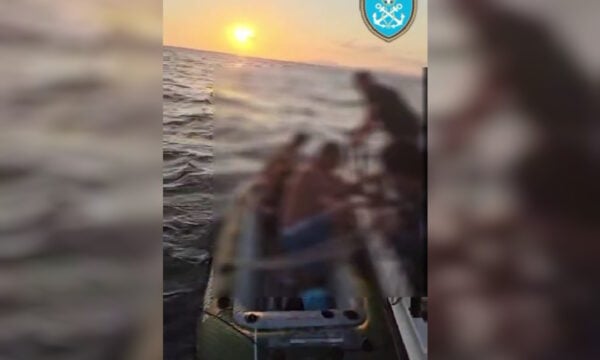 Ρουμάνοι σε λέμβο παρασύρθηκαν από τα κύματα στον Σαρωνικό – Βίντεο από τη διάσωσή τους από το Λιμενικό