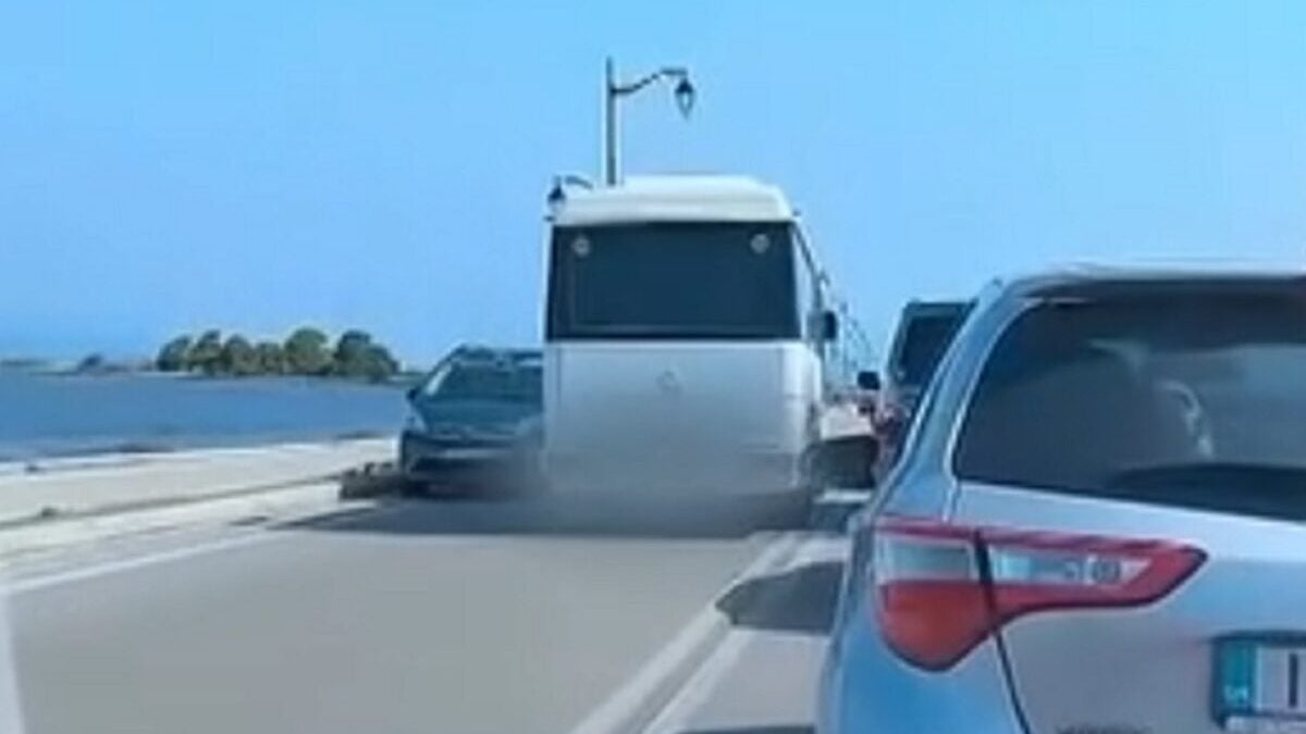 Παραλίγο τραγωδία στη Λευκάδα: Οδηγός λεωφορείου έκανε παράνομη προσπέραση στη γέφυρα 1 Παραλίγο τραγωδία στη Λευκάδα: Οδηγός λεωφορείου έκανε παράνομη προσπέραση στη γέφυρα