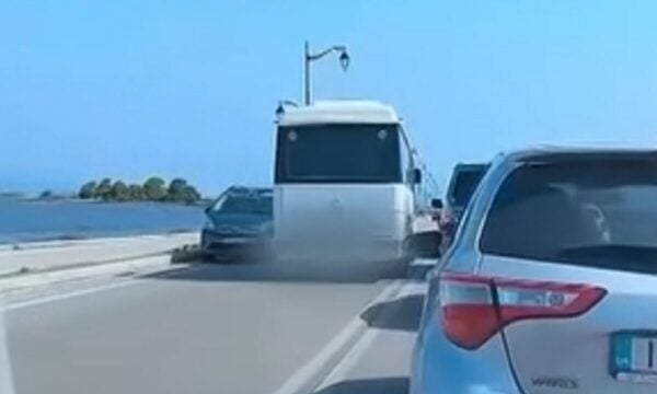 Παραλίγο τραγωδία στη Λευκάδα: Οδηγός λεωφορείου έκανε παράνομη προσπέραση στη γέφυρα