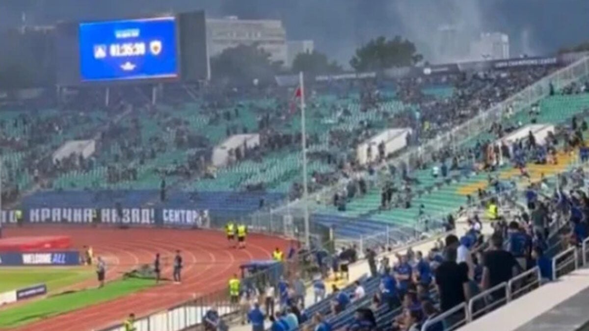 Λέφσκι Σόφιας – ΑΕΚ: Ένταση με Βούλγαρους οπαδούς και χρήση δακρυγόνων πριν το ματς 1 Λέφσκι Σόφιας – ΑΕΚ: Ένταση με Βούλγαρους οπαδούς και χρήση δακρυγόνων πριν το ματς