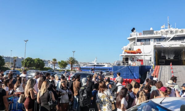 Κορυφώνεται η έξοδος του Αυγούστου: Πάνω από 56.000 αδειούχοι αναχωρούν σήμερα από τα λιμάνια της Αττικής