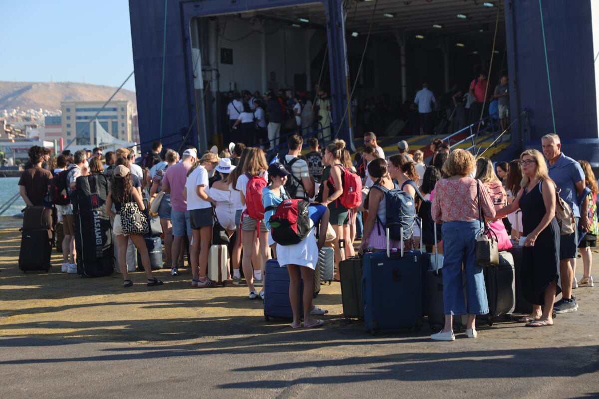 Κανονικά τα δρομολόγια των πλοίων από Πειραιά, Ραφήνα και Λαύριο – Γεμάτα αναχωρούν από τα λιμάνια