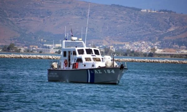 Χαλκιδική: Βυθίστηκε σκάφος με Ρουμάνους τουρίστες – Καλά στην υγεία τους οι 5 επιβαίνοντες, βγήκαν στην ακτή κολυμπώντας