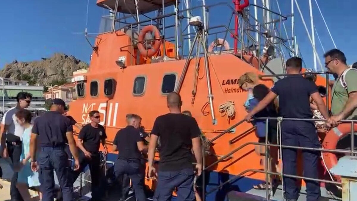 Φωτιά στη Λήμνο: Βίντεο από τη στιγμή απομάκρυνσης 59 ανθρώπων από την παραλία «Θάνος» μέσω θαλάσσης 1 Φωτιά στη Λήμνο: Βίντεο από τη στιγμή απομάκρυνσης 59 ανθρώπων από την παραλία «Θάνος» μέσω θαλάσσης
