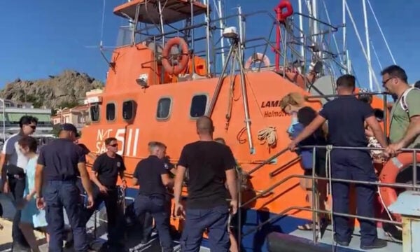 Φωτιά στη Λήμνο: Βίντεο από τη στιγμή απομάκρυνσης 59 ανθρώπων από την παραλία «Θάνος» μέσω θαλάσσης