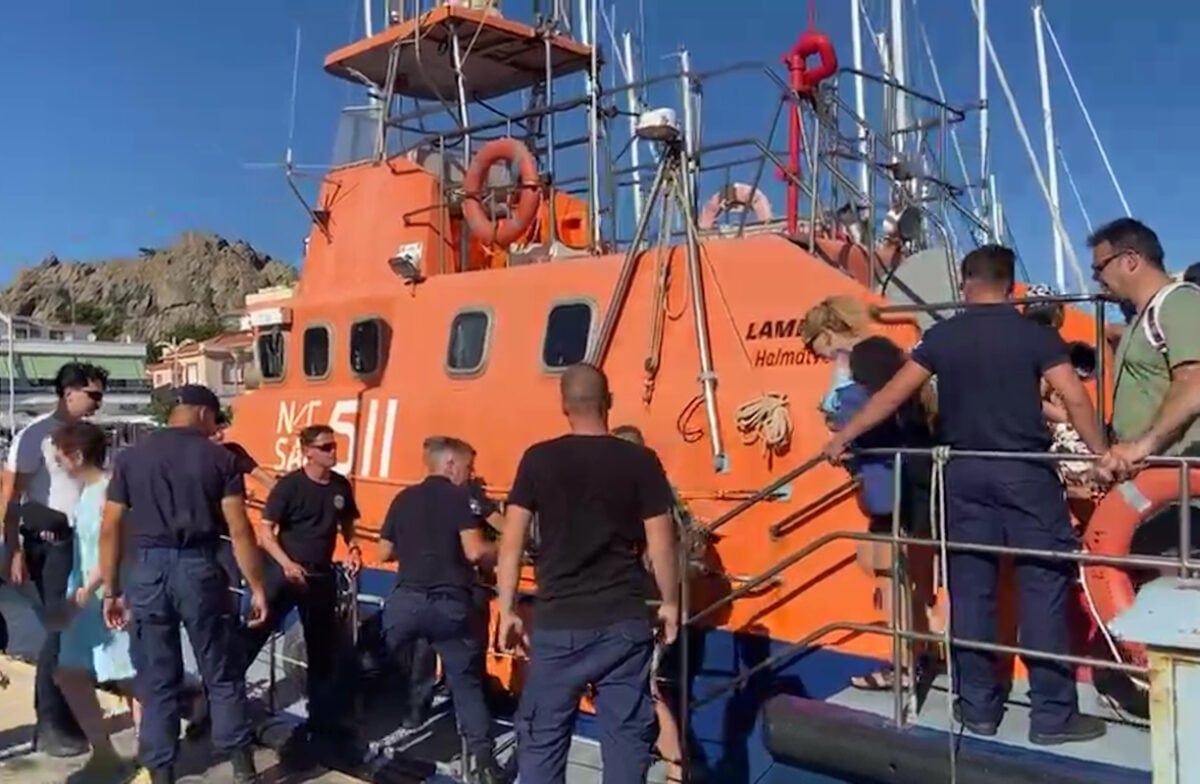 Φωτιά στη Λήμνο: Βίντεο από τη στιγμή απομάκρυνσης 59 ανθρώπων από την παραλία «Θάνος» μέσω θαλάσσης