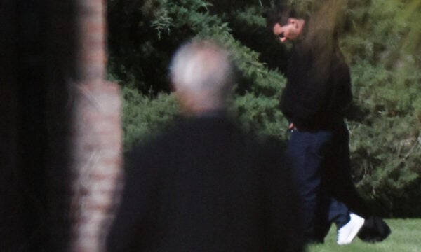 Συντετριμμένος ο Λιονέλ Μέσι στην κηδεία του πατέρα του – Στο πλευρό του η Αντονέλα