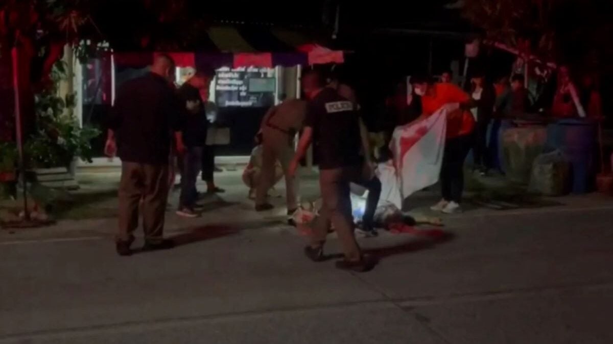 Ταϊλάνδη: 29χρονος μαχαίρωσε και πυροβόλησε θανάσιμα τον σύντροφο της μητέρας του από ζήλια 2 Ταϊλάνδη: 29χρονος μαχαίρωσε και πυροβόλησε θανάσιμα τον σύντροφο της μητέρας του από ζήλια