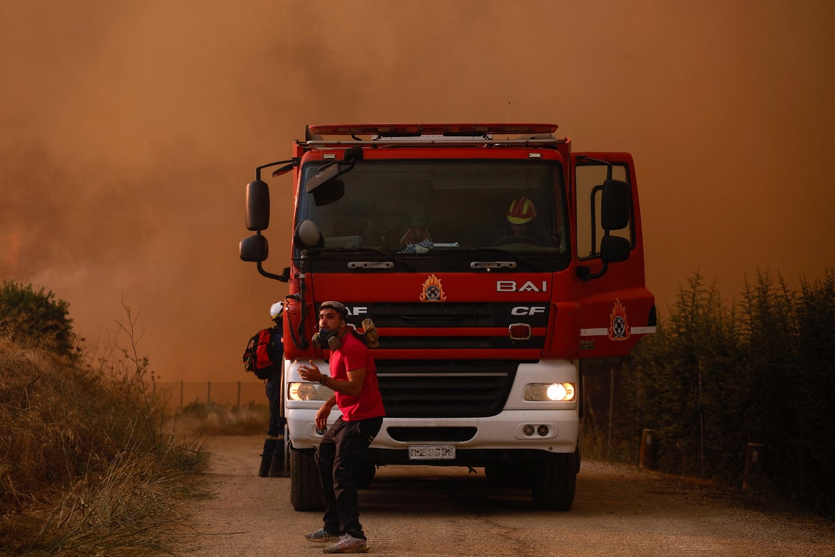 Χωρίς ενεργό μέτωπο η φωτιά στη Δυτική Αττική: Φόβοι για αναζωπυρώσεις – «30 ώρες δεν είχαμε εναέρια μέσα» 23 Φωτιά στη Λούμπα Μεγάρων