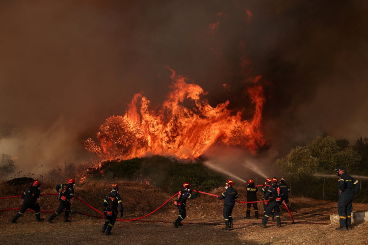 Χωρίς ενεργό μέτωπο η φωτιά στη Δυτική Αττική: Φόβοι για αναζωπυρώσεις – «30 ώρες δεν είχαμε εναέρια μέσα» 21 Φωτιά στη Λούμπα Μεγάρων