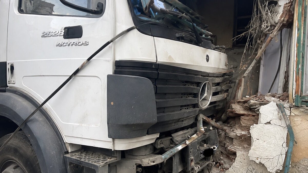 Μαγνησία: Φορτηγό κατέστρεψε την είσοδο πολυκατοικίας στα Κανάλια 1 Μαγνησία: Φορτηγό κατέστρεψε την είσοδο πολυκατοικίας στα Κανάλια