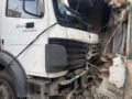 Μαγνησία: Φορτηγό κατέστρεψε την είσοδο πολυκατοικίας στα Κανάλια