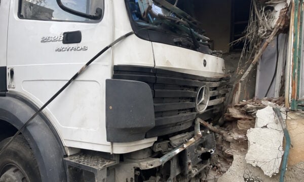 Μαγνησία: Φορτηγό κατέστρεψε την είσοδο πολυκατοικίας στα Κανάλια