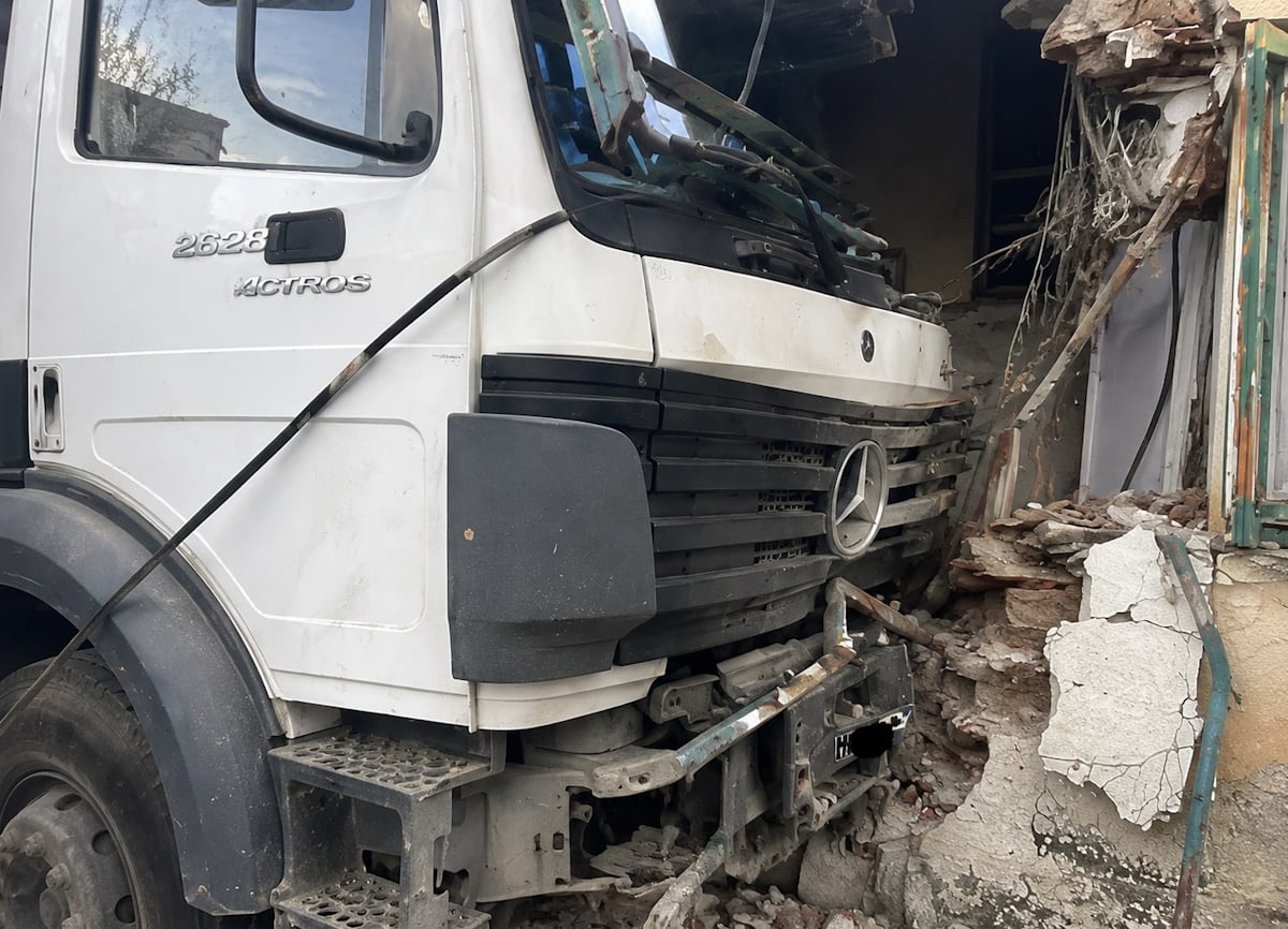 Μαγνησία: Φορτηγό κατέστρεψε την είσοδο πολυκατοικίας στα Κανάλια