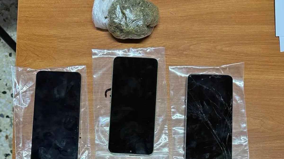 Ναρκωτικά και κινητά στα κελιά αποκάλυψε η αστυνομική έφοδος στις φυλακές Άμφισσας και Μαλανδρίνου 1 Ναρκωτικά και κινητά στα κελιά αποκάλυψε η αστυνομική έφοδος στις φυλακές Άμφισσας και Μαλανδρίνου