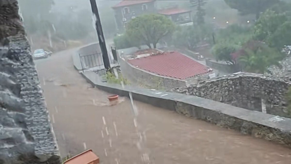 Κακοκαιρία στη Μάνη: Βίντεο από τους ορμητικούς χειμάρρους – Καταστροφές σε σπίτια, δρόμους και αυτοκίνητα 1 Κακοκαιρία στη Μάνη: Βίντεο από τους ορμητικούς χειμάρρους – Καταστροφές σε σπίτια, δρόμους και αυτοκίνητα