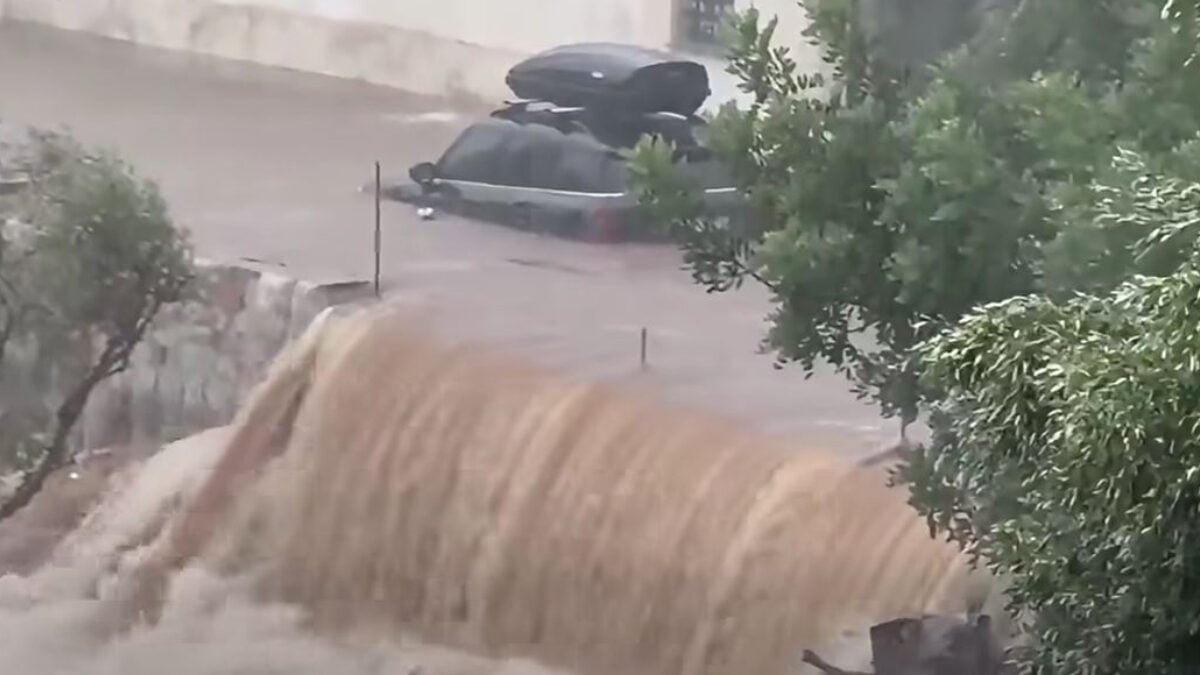 Χάος στη Μάνη από τη σφοδρή νεροποντή: Δρόμοι έγιναν ποτάμια και εικόνες καταστροφής μέσα σε λίγα λεπτά 1 Χάος στη Μάνη από τη σφοδρή νεροποντή: Δρόμοι έγιναν ποτάμια και εικόνες καταστροφής μέσα σε λίγα λεπτά
