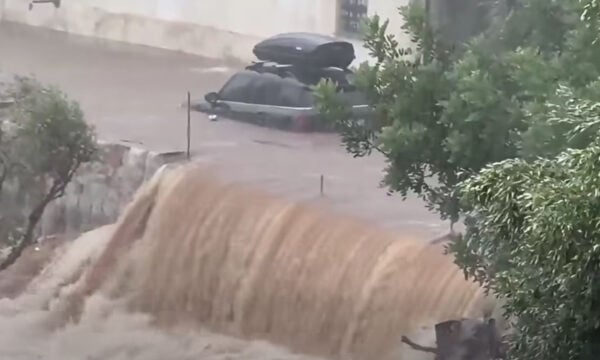 Χάος στη Μάνη από τη σφοδρή νεροποντή: Δρόμοι έγιναν ποτάμια και εικόνες καταστροφής μέσα σε λίγα λεπτά