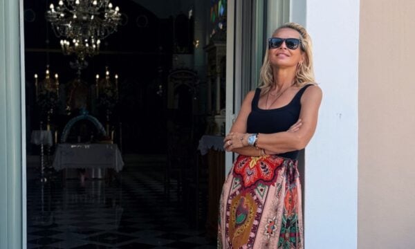 Μαρία Μπεκατώρου: Έγινε νονά στην Κεφαλονιά – Η τελετή και η εμφάνισή της (Φωτογραφίες)