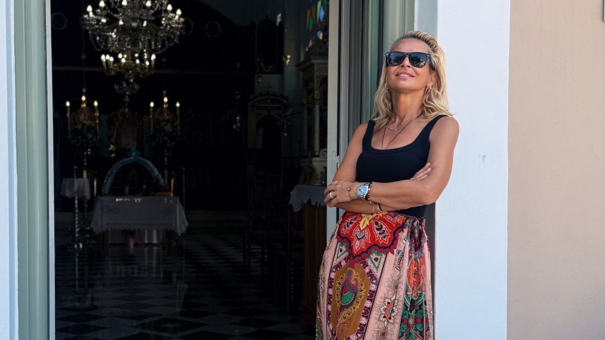 Μαρία Μπεκατώρου: Έγινε νονά στην Κεφαλονιά – Η τελετή και η εμφάνισή της (Φωτογραφίες)