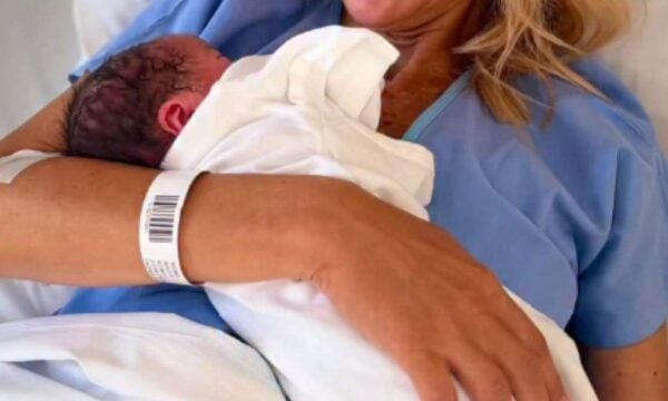 Κράτησε κρυφή την εγκυμοσύνη της μέχρι το τέλος: Γνωστή γιατρός έγινε μητέρα στα 53 της – Ποια είναι