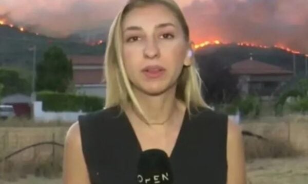 Συνάδελφος της δημοσιογράφου του OPEN αποκάλυψε τον λόγο για τον οποίο γέλασε στις φωτιές – Την στηρίζουν και οι πυροσβέστες