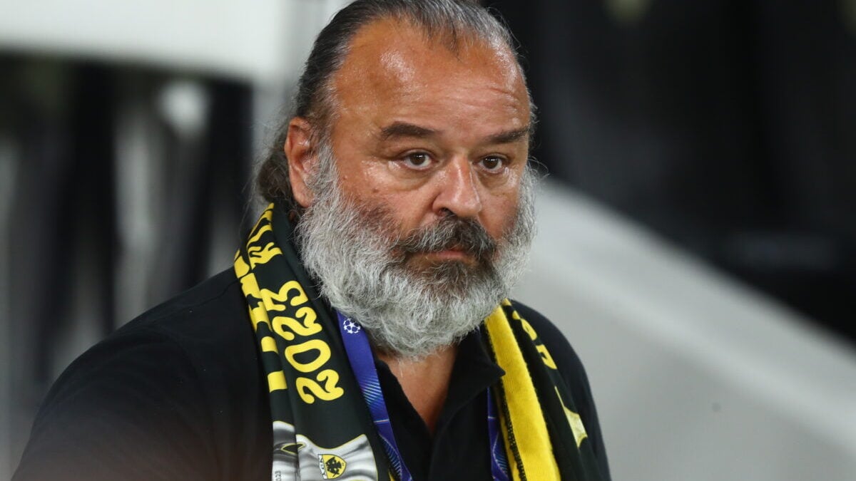 Ο Μάριος Ηλιόπουλος φίλησε την μπάλα του Champions League και τους ποδοσφαιριστές της ΑΕΚ πριν τον αγώνα με τη Λέφσκι 1 Ο Μάριος Ηλιόπουλος φίλησε την μπάλα του Champions League και τους ποδοσφαιριστές της ΑΕΚ πριν τον αγώνα με τη Λέφσκι