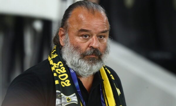 Ο Μάριος Ηλιόπουλος φίλησε την μπάλα του Champions League και τους ποδοσφαιριστές της ΑΕΚ πριν τον αγώνα με τη Λέφσκι