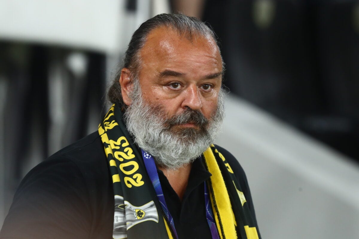 Ο Μάριος Ηλιόπουλος φίλησε την μπάλα του Champions League και τους ποδοσφαιριστές της ΑΕΚ πριν τον αγώνα με τη Λέφσκι